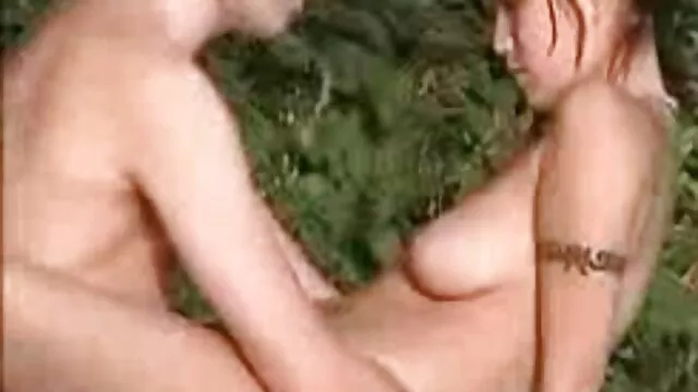 Görbült, érett nő, Charlee Chase fantasztikus szopást szörös pina baszása ad