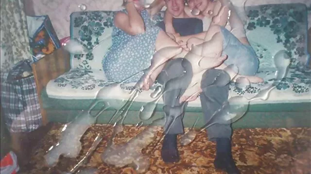 Az érzéki csaj szörös pinák az epret tejszínhabbal és egy nagy kemény donggal szereti