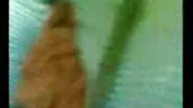 Kék szemű gyömbér dögös Alessandra Jane szőrös pina képek megvizsgálja csinos punciját