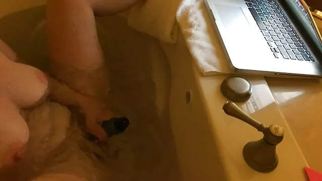 Busty tetovált ázsiai csaj, Leilani Li lenyel egy adag szőrös punci sex cum-ot