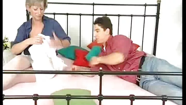 Karcsú tini nagy, természetes mellekkel Darce szőrős pina Lee szexjátékkal játszik a fürdőkádban