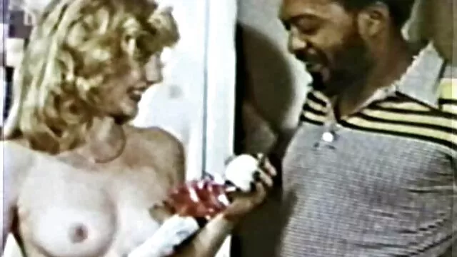 A kanos csaj Adrianna Nicole kiemelkedő kutyus faszra vágyik pina szőr