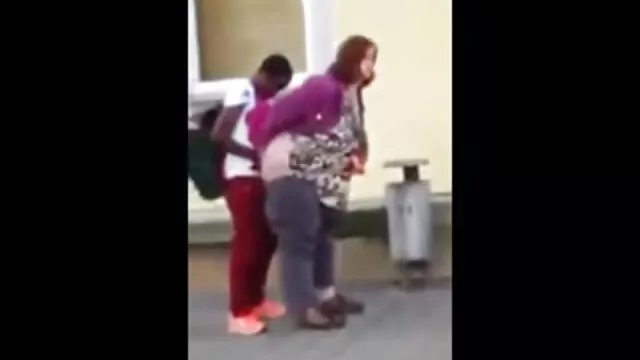 Egy elkényeztetett kakas szopása öreg szőrös pina után Betty Stylle hátulról szar