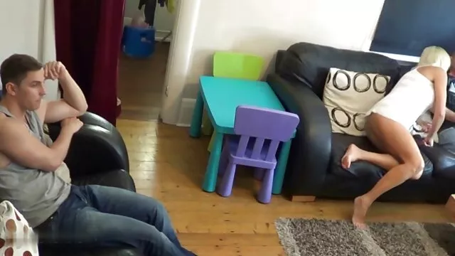 Ízletes nimfó harisnyában Hina punci szőrös Aisawa élvezi, hogy jól érzi magát a hálószobájában