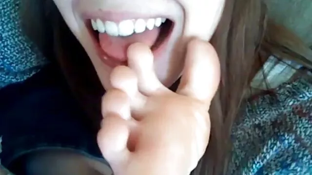 Fiatal csávó baszik profi kurva Juicy Pearl és szőrös nuni cums között a hamis mellek