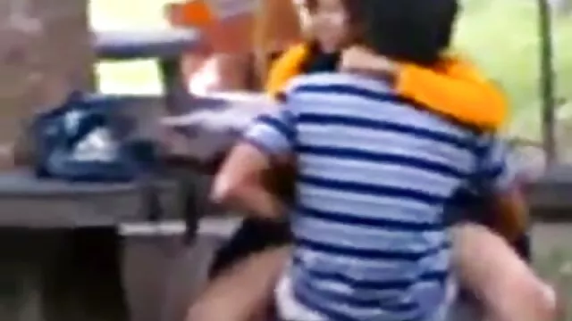 A perverz barna csavargó Larissa Gold kemény orgiás szexet élvezett szőrős pina