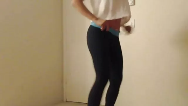 Jópofa Kenzie Reeves élvezi, hogy egy nagy farkat szop, mielőtt egy durva nagy szőrös puncik punci dobogna.