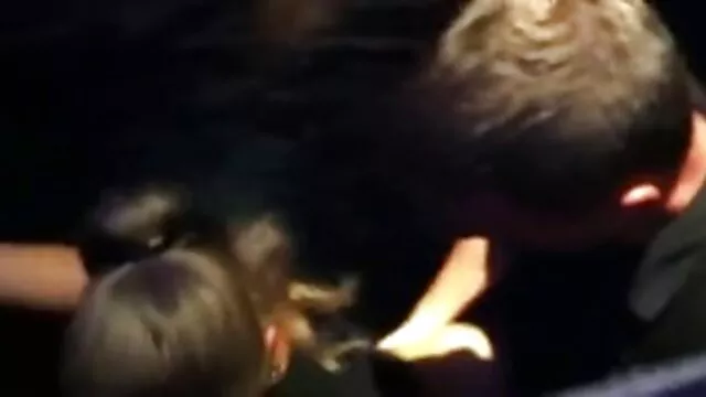 A szexi Bella kemény szőrös punci masszázs száron pattogtatja a zsákmányát