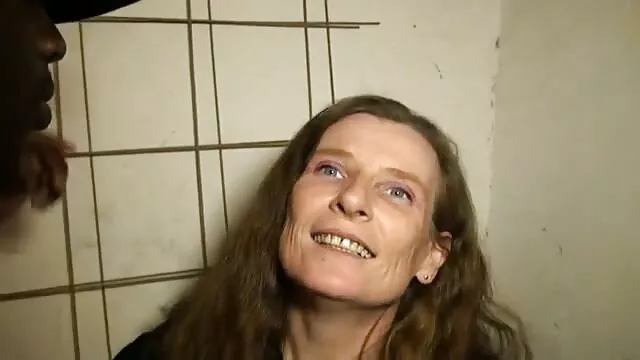 Elragadó barna cuki élvezi a szőrös puncik szopást és a rángatózást a fürdőkádban